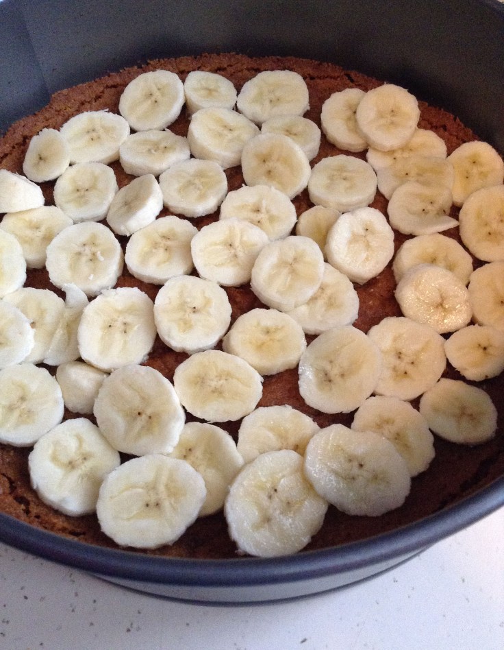 The first layer of sliced bananas. 